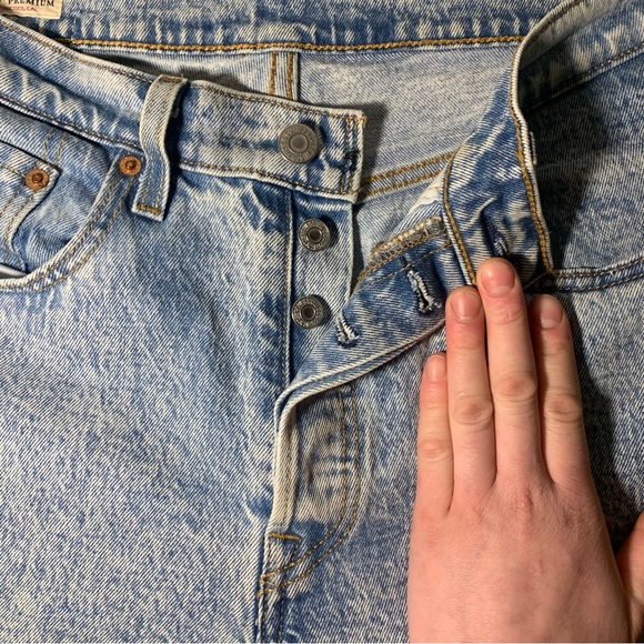 LEVI’S Premium 501 Original Cropped Light Wash Jeans in Stone Throw (Size 27) - Picture 7 of 16